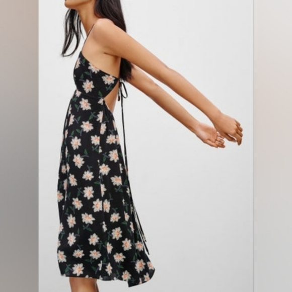Aritzia Dresses & Skirts - Aritzia Floral Black Dress